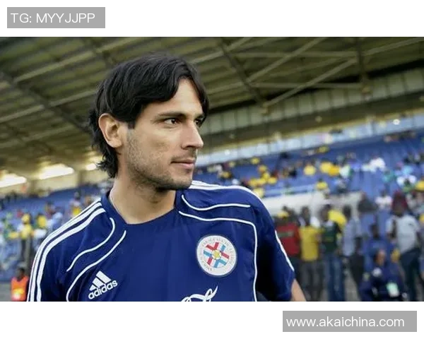 足球场上的颜值巅峰：九宫格拼图展示足球巨星的迷人魅力