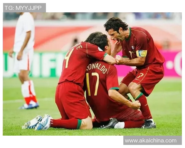 足球巨星撒娇瞬间曝光 球场外的萌态让人无法抗拒